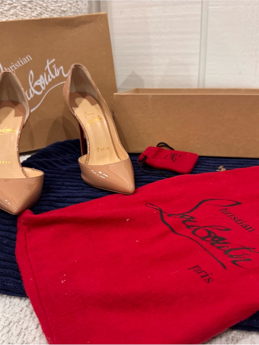 Authenticit Christian Louboutin Beige Patent Leather Pointed-Toe Pumps
